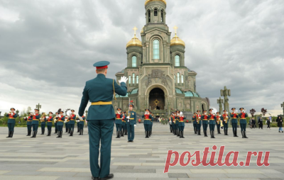 У Главного храма ВС РФ прошло открытие сезона концертов "Военные оркестры в парках". На открытии выступили военный образцовый оркестр Почетного караула под руководством подполковника Владимира Петрова и военный оркестр 154-го отдельного комендантского Преображенского полка