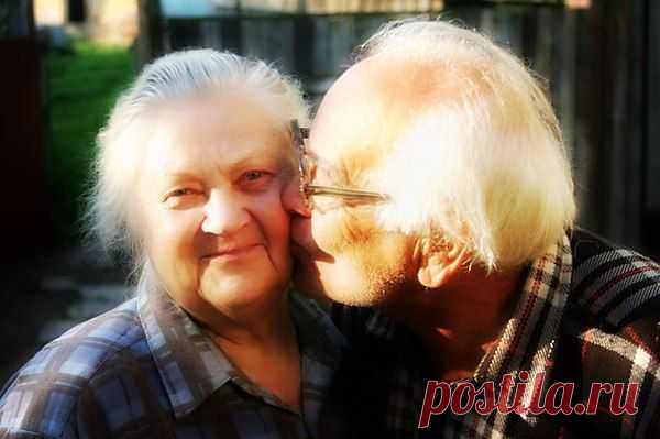 Любимой быть в любые времена,
Должна быть женщина, должна!!!
Ведь если женщина любима,
Сияньем глаз она неотразима!
Свет этих глаз весь мир согреет!
С любой бедою справиться сумеет!
И не страшны ей седина, морщины,
Когда с ней рядом любящий мужчина!
В её душе тогда играют нежно скрипки,
И на устах очарование улыбки!
Любимой быть в любые времена,
Должна быть женщина, ДОЛЖНА!!!
1
 М ШУФУТИНСКИЙ — ОБОЖАЮ