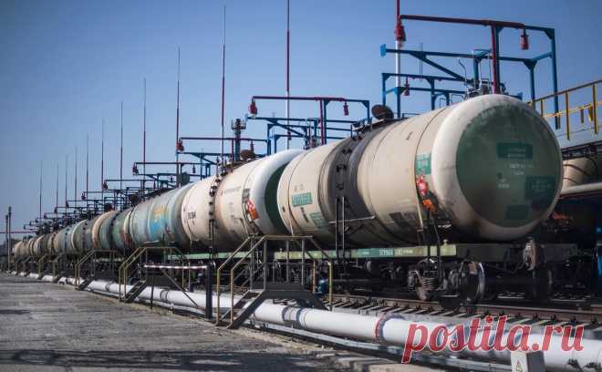 Россия и Пакистан достигли «концептуальных договоренностей» о нефти. Весной стороны согласуют объемы поставок топлива из России, решено проработать проект «Пакистанского потока». Bloomberg писал, что Пакистан может импортировать до 1 млн баррелей нефти ежедневно этой зимой на фоне санкций