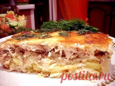 Сочная запеканка с курочкой

Ингредиенты:
Филе куриное — 500г
Лук репчатый (крупный) — 3 шт.
Картофель (средний) — 4 шт.
Яйца — 3 шт.
Сыр плавленый — 3 шт.
Йогурт (без добавок или сметана) — 0,5 стакана
Соль - по вкусу
Зелень укропа
Перец черный - по вкусу

Приготовление.
1.Форму для запекания смазать растительным маслом. Картофель очистить, порезать кружочками. Уложить на дно, посолить.
2.Картошки надо совсем немного, чтоб только прикрывала дно. Лук порезать полукольцами....