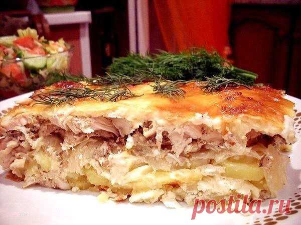Сочная запеканка с курочкой

Ингредиенты:
Филе куриное — 500г
Лук репчатый (крупный) — 3 шт.
Картофель (средний) — 4 шт.
Яйца — 3 шт.
Сыр плавленый — 3 шт.
Йогурт (без добавок или сметана) — 0,5 стакана
Соль - по вкусу
Зелень укропа
Перец черный - по вкусу

Приготовление.
1.Форму для запекания смазать растительным маслом. Картофель очистить, порезать кружочками. Уложить на дно, посолить.
2.Картошки надо совсем немного, чтоб только прикрывала дно. Лук порезать полукольцами....