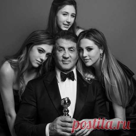 Сильвестр Сталлоне.
На фото с дочерьми.