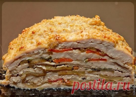 КУРИЦА "УДИВИ ГОСТЕЙ".
Вкуснейшее и оригинальнейшее блюдо - готовится из простых продуктов, а выглядит - как деликатес из шикарного ресторана. Можно делать порционно - одна куриная грудка на порцию, но мне кажется, что вкуснее и сочнее получается, когда всё готовится одним большим слоёным куском.
Ингредиенты (порция, примерно, на двоих):
Грудка куриная филе - 500 г,
Морковь средняя - 2 шт,
Лук репка средний - 1 шт,
Картофель не очень крупный - 2-3 шт,
Масло раст.,
Яйцо - 1 шт,
Кунжут, соль, пе