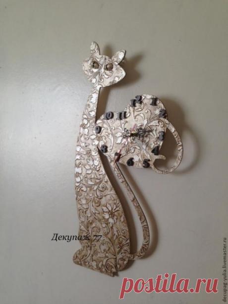 ​Создание настенных часов "Кошка-хамелеон": часть 1 Создание настенных часов "Кошка-хамелеон": часть 1Для работы нам понадобятся следующие материалы:
заготовка циферблата из фанеры;наждачная бумага (нулевка);акриловый грунт;шпатлевка;скорлупа от фисташек;акриловые краски (белая и белое серебро);битумный и прозрачный воски;фланелевая...