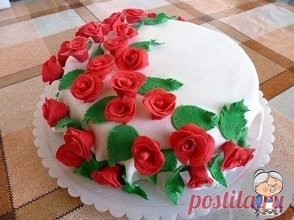 ДЕЛАЕМ МАСТИКУ 

САХАРНАЯ МАСТИКА

ИНГРЕДИЕНТЫ:
 20 г желатина
 9 ст. л. холодной воды
 сок 0,5 лимона
 сахарная пудра (сколько возьмет для получения эластичной массы)

ПРИГОТОВЛЕНИЕ:
Желатин промойте и замочите в холодной воде на 2-3 часа (он должен набухнуть). Затем нагрейте его до 55 градусов, чтобы он растопился. Горячий растопленный желатин процедите, затем остудите до 25-30 градусов и соедините с просеянной сахарной пудрой, постоянно помешивая, до получения однородно...