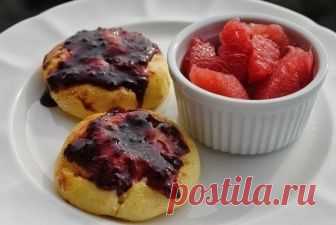 Сырники в духовке 
Ингредиенты: 
250 г творога 
1 маленькое яйцо 
2 ст.л. (без горки) манной крупы 
1/2 ч.л. соли (или по вкусу) 
2 ст.л. сахара (или по вкусу) 
2 ст.л. муки для обваливания 
Приготовление: 
Яйцо слегка взбиваем и отделяем примерно 1/4 его часть для смазывания верха сырников. Если творог очень крупитчатый, протираем его через сито или пюрируем в кухонном комбайне. Соединяем творог, яйцо, соль, сахар и хорошо перемешиваем. Добавляем манку, перемешиваем. Обяз...