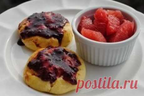 Сырники в духовке 
Ингредиенты: 
250 г творога 
1 маленькое яйцо 
2 ст.л. (без горки) манной крупы 
1/2 ч.л. соли (или по вкусу) 
2 ст.л. сахара (или по вкусу) 
2 ст.л. муки для обваливания 
Приготовление: 
Яйцо слегка взбиваем и отделяем примерно 1/4 его часть для смазывания верха сырников. Если творог очень крупитчатый, протираем его через сито или пюрируем в кухонном комбайне. Соединяем творог, яйцо, соль, сахар и хорошо перемешиваем. Добавляем манку, перемешиваем. Обяз...