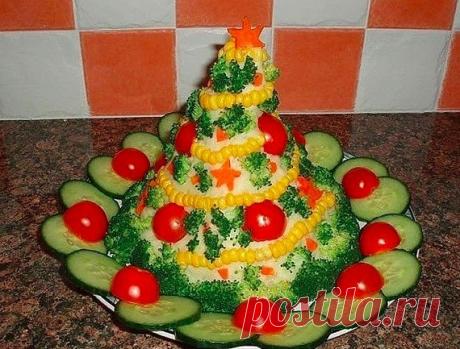 9 РЕЦЕПТОВ КРАСИВЫХ САЛАТОВ К НОВОМУ ГОДУ 2020

1) Классический салат из печени трески

ИНГРЕДИЕНТЫ:
 1 банка печени трески
 2 картофелины
 2 яйца
 1 луковица
 2 ст. л. консервированного зеленого горошка
 Майонез
 Зеленый лук и укроп по вкусу
 1/2 лимона

ПРИГОТОВЛЕНИЕ:
Отварите в мундирах картофель, яйца. Почистите отваренный картофель, нарежьте кубиками. Также кубиками нарежьте яйца. Печень трески измельчите. Мелко нарежьте репчатый лук, зеленый лук и укроп. Смешайте все...