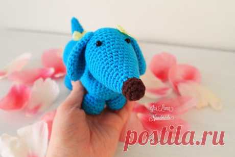 PDF Голубая Такса. FREE amigurumi crochet pattern. Бесплатный мастер-класс, схема и описание для вязания игрушки амигуруми крючком. Вяжем игрушки своими руками! Щенок, собака, собачка, dog, puppy, hund, köter, cachorro, pies, perro, cão. #амигуруми #amigurumi #amigurumidoll #amigurumipattern #freepattern #freecrochetpatterns #crochetpattern #crochetdoll #crochettutorial #patternsforcrochet #вязание #вязаниекрючком #handmadedoll #рукоделие #ручнаяработа #pattern #tutorial #häkeln #amigurumis
