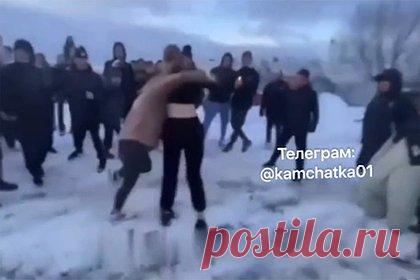В России школьница избила девочку под восторженные крики толпы и попала на видео. На Камчатке девочка жестоко избила сверстницу восторженные крики десятков сверстников и попала на видео. На кадрах школьницы встают напротив друг друга и начинают драться. Затем одна из них разбивает сопернице лицо в кровь. Подростки интересуются, откуда у девушки такие навыки и не занималась ли она единоборствами.