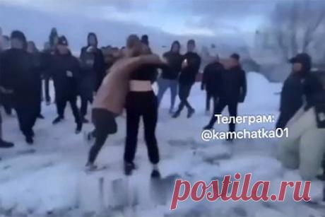 В России школьница избила девочку под восторженные крики толпы и попала на видео. На Камчатке девочка жестоко избила сверстницу восторженные крики десятков сверстников и попала на видео. На кадрах школьницы встают напротив друг друга и начинают драться. Затем одна из них разбивает сопернице лицо в кровь. Подростки интересуются, откуда у девушки такие навыки и не занималась ли она единоборствами.