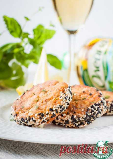 Рубленые рыбные котлеты в кунжутной панировке.