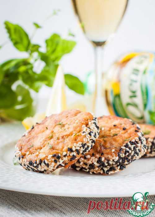 Рубленые рыбные котлеты в кунжутной панировке.