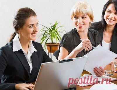 Не задавайте очень глупых вопросов
Важно знать, какие вопросы являются важными и актуальными для вашей работы, а какие глупыми и ненужным. Порой слишком глупые вопросы будут раздражать ваших коллег. В данный момент у них есть свои обязательства и много работы, которую нужно выполнить, а не сидеть с вами «в качестве няни».
Поэтому, чтобы такого не произошло, прежде чем задать еще один вопрос, посмотрите, возможно, вы сами сможете справиться с поставленной задачей. Это покажет, что вы можете при