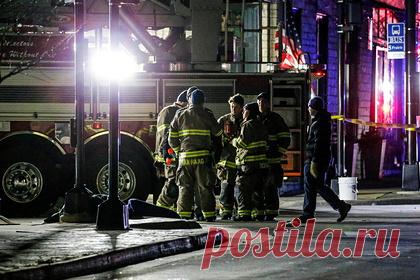 Несколько человек погибли в результате наезда машины на толпу в США. В американском штате Висконсин несколько человек погибли под колесами машины в Уокеше, среди пострадавших 11 взрослых и 12 детей. «Приблизительно в 16:39 (01:39 мск) красный внедорожник протаранил участников рождественского парада», — сообщил Дэн Томпсон, выступление которого транслировали американские телеканалы.