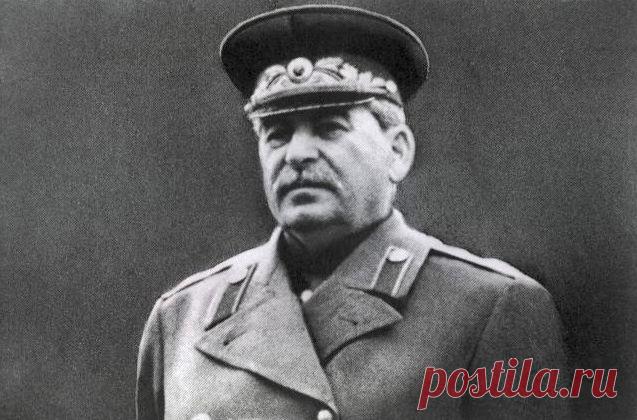 Публицист Александр Колесник в своей книге «Мифы и правда о семье Сталина» приводит выдержки из «писем трудящихся» постперестроечного времени. Письма касались счетов Сталина в швейцарских банках, которыми, якобы, пользовалась его дочь Светлана Аллилуева. Сталин во время правления пользовался самыми разными привилегиями, а его зарптала в 10 раз превышала месячный доход квалифицированного рабочего. О том, располагал ли Сталин баснословным состоянием вы можете узнать из нашего материала.