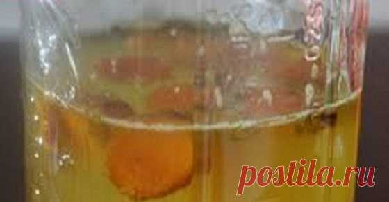 Она пила каждое утро в течение 12 месяцев теплую воду с куркумой, и случилось вот что!
