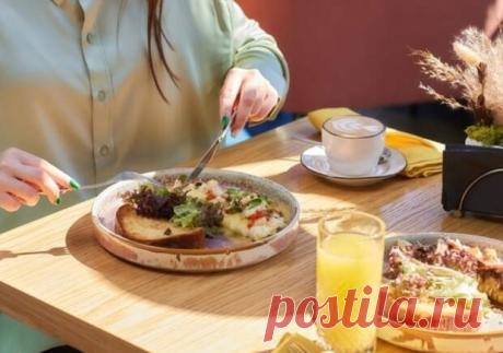 Яйца на завтрак: 10 вкусных и разнообразных рецептов - Будет вкусно - Социальная сеть "МТ.RU" Яйца — это идеальный продукт для завтрака, который можно приготовить множеством способов. В этой статье мы собрали 10 оригинальных рецептов, чтобы разнообразить ваше утреннее меню и сделать его еще вкуснее и полезнее. Яйца — один из самых популярных продуктов для завтрака. Они богаты белком, Подписывайтесь, читайте, комментируйте, ставьте лайки