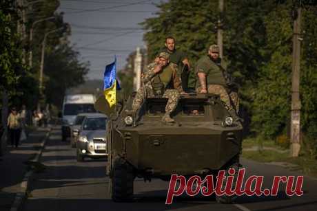Болгария отправила Украине крупнейший пакет военной помощи. Болгария отправила Украине крупнейший пакет военной помощи, включающий 100 единиц бронетехники из арсенала болгарской полиции. Это стало первым официальным решением Софии помочь Киеву тяжелой техникой. Отмечается, что бронированная военная техника была куплена во время Процесса Возрождения и никогда не использовалась.