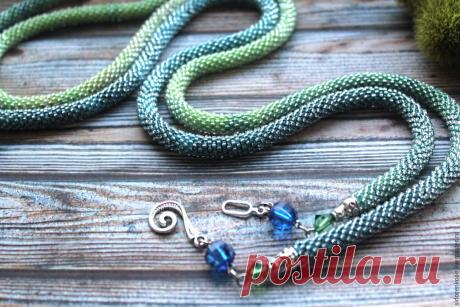 Лариат вязаный из бисера Морская волна Купить или заказать Лариат вязаный из бисера Морская волна в интернет-магазине на Ярмарке Мастеров. Лариат связан из прозрачного чешского бисера на меланжевой нити. Очень эффектно будет смотреться заплетенный в косу. Длина вязаной части 141 см. Длина кистей по 5 см. Прекрасно подойдет и к праздничному наряду и к офисному стилю Фурнитура под серебро. Еще больше украшений по ссылке, выберите подарки себе, друзьям и родным www.livemaster.ru/sidorenkoae?