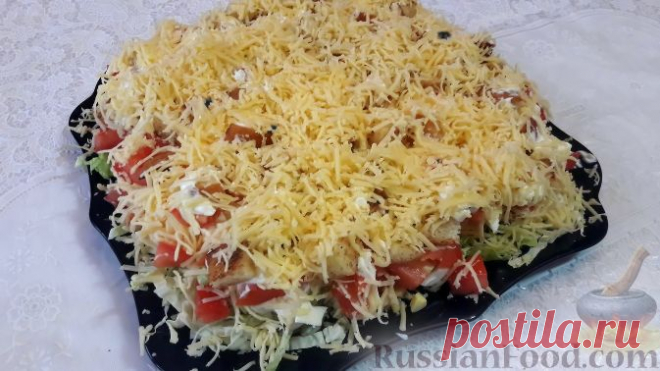 Рецепт: Салат со свининой, помидорами, пекинской капустой и сухариками на RussianFood.com