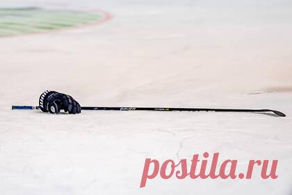 Мстительные российские подростки избили одноклассницу хоккейной клюшкой. В элитной гимназии в Ноглинках на Сахалине восьмиклассницы, постоянно промышляющие буллингом учеников, решили отомстить девочке, рассказавшей учителю о том, что они курили в туалете. Они пришли в школу с хоккейной клюшкой и избили ее прямо на глазах у одноклассников, никто из которых так и не вмешался в драку.