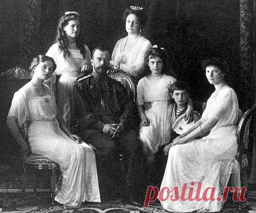 История любви: Любовь сильнее смерти Александра Федоровна (в девичестве принцесса Алиса Гессен-Дармштадтская) родилась в 1872 году в Дармштадте – столице маленького немецкого государства, герцогства Гессенского. Мать ее умерла в тридцать пять лет. Шестилетнюю Аликс, младшую в большой семье, забрала на воспитание бабушка – знаменитая ан