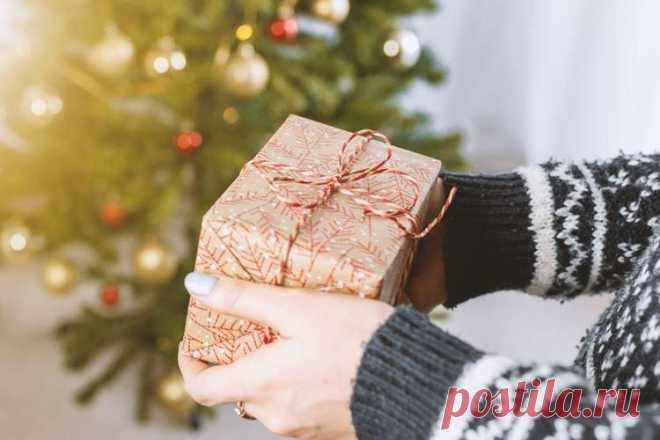 Подарок маме на Новый год своими руками - 10 отличных идей Закончилась фантазия, чем еще порадовать маму на праздник? Хотим поделиться с тобой 10 идеями подарков маме на Новый год своими руками. И мы уверены – она точно будет в восторге!