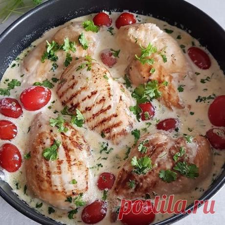 Куриная грудка в сливочном соусе с чесноком и петрушкой Ингредиенты:Куриное филе — 400 гСливки любой жирности — 200 мл Чеснок — 2 зубчика Оливковое масло — 1 ч. л. Свежая петрушка — по вкусу Соль — по вкусу Перец — по вкусу Помидоры черри — 1...