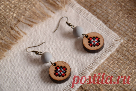 Pendientes de madera con bordado en punto de cruz y cuentas de mujer redondos hechos a mano 1049047769 - BUY HANDMADE GOODS at MADEHEART.COM