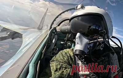 Су-35С ВКС России прикрыл действия авиации в зоне Южной группировки. В Минобороны отметили, что боевые вылеты летчики оперативно-тактической авиации совершают в любое время, при любых погодных условиях, с различными типами авиационных вооружений