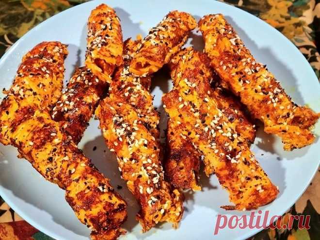 Морковно - сырные палочки. Морковно - сырные палочкиМорковь и моцареллу натираю на крупную терку. Чеснок измельчаю. Смешиваю все продукты в глубокой миске, добавляю сахар, соль яйца.Для присыпки: смешиваю белый, черный кунжут и мак.Сковороду смазываю несколькими каплями растительного масла, столовой ложкой порционно кладу на сковороду морковно-сырную массу и распределяю ее по сковороде, чтобы получился тонкий блинчик, жарю на медленном огне, с обеих сторон до готовности.Одну сторону посыпаю…