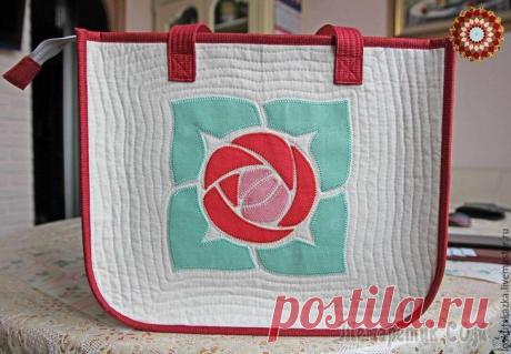 Шьем летнюю сумку с аппликацией «Роза» Со слов автора. Частенько дамской сумки нам не хватает. И мы дополняем её пакетами и пакетиками, куда кладём всё, что не поместилось в женскую сумку (какой бы бездонной она не была).Предлагаю сшить пр...