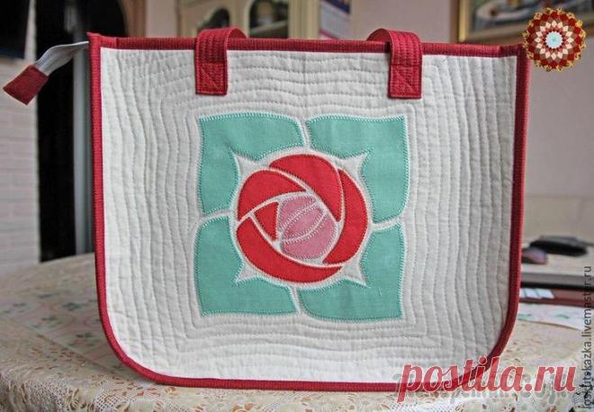 Шьем летнюю сумку с аппликацией «Роза» Со слов автора. Частенько дамской сумки нам не хватает. И мы дополняем её пакетами и пакетиками, куда кладём всё, что не поместилось в женскую сумку (какой бы бездонной она не была).Предлагаю сшить пр...