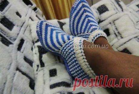 Двухцветные следки спицами. Как вязать
Хорошенькие тапочки-следки спицами, связанные из пряжи двух цветов. 
Набрать 59 петель и вязать полой резинкой,высота резинки по желанию. Затем находим среднюю петлю это 30 петля и в каждом лицевом ряду вяжем из одной петли три (лиц, накид, лиц). Боковую сторону тапочка вязать рисунком:
1-й ряд: (лиц. сторона) Нитью А, 1 лиц. п. * 1 снятая изн. п., 1 лиц. п., повт. от * до конца ряда.
2-й ряд: 1 лиц. п., * нить перед изделием, 1 снятая изн. п., нить за и