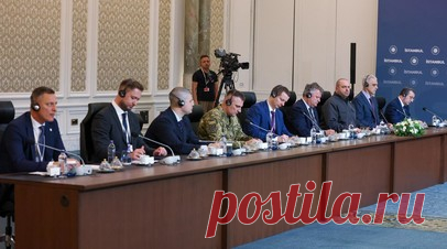 Почти вся делегация Украины в Стамбуле надела костюмы на переговоры с Россией. В делегации Украины на третьем раунде переговоров с Россией в Стамбуле остался только один человек, прибывший на встречу в камуфляжной форме. Читать далее