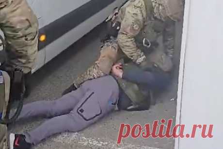 Венгр пытался продать украинку в сексуальное рабство в Камбоджу. На Украине задержали жителя Венгрии, пытавшегося продать украинку в сексуальное рабство за границу. Об этом сообщила Государственная пограничная служба республики. Так, иностранец познакомился с 27-летней украинкой в социальных сетях. Он узнал о ее трудном положении и решил склонить ее к работе в борделях Камбоджи.