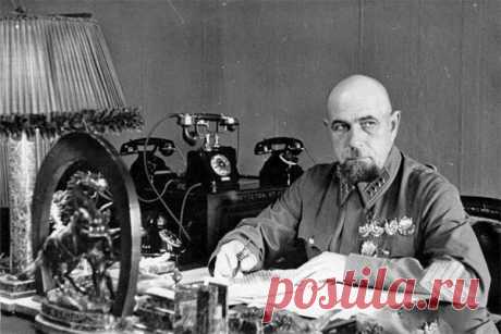 «Широк человек, даже слишком широк, я бы сузил» – эта фраза из романа Достоевского «Братья Карамазовы» идеально описывает противоречивую личность Павла Ефимовича Дыбенко, человека, прошедшего путь от матроса до члена правительства молодой советской страны.