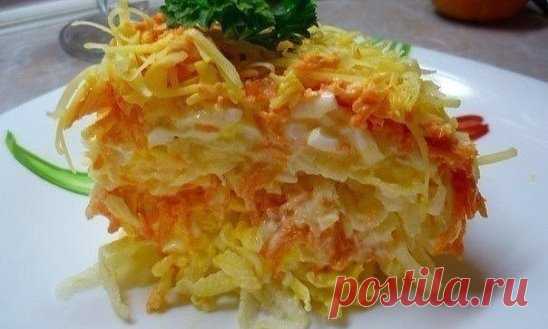 Очень-очень простой, но бесподобно вкусный салат «Французский» 
Ингредиенты: 
-2 яблока 
-4 варенных яйца 
-2 свежей моркови 
-майонез 
-лук 
-сыр 
Приготовление: 
1 слой - ошпаренный лук (я делаю без лука), майонез 
2 слой - 1 яблоко, натереть на крупной терке, смазать майонезом 
3 слой - 2 яйца, натереть на крупной терке, смазать майонезом 
4 слой - 1 морковка, натереть на мелкой терке, майонез 
5 слой - сыр, натереть на мелкой терке. 
Повторяем слои: 1 яблоко, 2 яйца, 1 морковка, сыр. 
Приятн