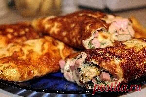 Омлет - рулет. Быстро и вкусно!               
Ингредиенты:

2 яйца
2 столовые ложки молока
мелко тертый сыр
мелко порезанная колбаска и зелень

Приготовление:

Хорошо взболтать яйца с молоком и вылить на разогретую сковороду. Убавить немного огонь и накрыть крышкой на пару минут 
Выложить сыр, колбаску и зелень, сверху еще немного сыра, свернуть с помощью лопаток омлет в рулет и оставить швом вниз на сковороде на минутку


Приятного Всем аппетита!