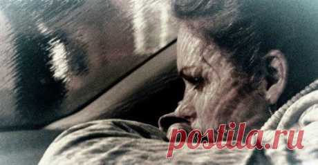 Нельзя — сначала убивать, 
Потом шептать: я не нарочно. 
Нельзя все время предавать, 
Потом молить: исправлюсь — точно. 
Нельзя сначала унижать, 
Потом просить: прости за шутку. 
Нельзя трусливо убегать, 
Сказав, что вышел на минутку. 
Нельзя вернувшись сделать вид —
Что все как прежде остается. 
Ведь жизнь на месте не стоит. 
За все, всегда,  придется.