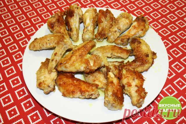 Вкусная закуска из курочки
Если у вас на майских праздниках не получается съездить на шашлыки, то можно порадовать себя вот такой простой, но очень вкусной закуской.

 Ингредиенты:
1 кг куриных крыльев или ножек,
несколько зубчиков чеснока,
2 ст. ложки соевого соуса,
1 ч. ложка карри,
1 ч. ложка паприки (можно и без нее),
красный перец по вкусу,
панировочная мука или сухари со специями для курицы,
соль по вкусу.

Приготовление:
1. Для этой закуски рекомендую брать ножки ил...