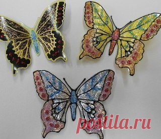 Красивая бабочка из пластиковой бутылки.

Шаг 1. Отрезаем от бутылки дно и верхушку.
Шаг 2. Рисуем на бумаге бабочку и с помощью зажимов прикрепляем рисунок к пластиковой основе.
Шаг 3. Обводим контур бабочки.
Шаг 4. После того, как контур нашей бабочки высох, вырезаем её и немного выгибаем крылышки вверх.
Шаг 5. Разукрашиваем нашу бабочку акварелькой или лаком для ногтей, украшаем стразиками, блёсточками, всем, чем только угодно.

Такую очаровашку можно повесить на шторы,...
