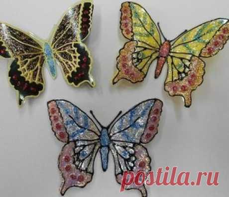 Красивая бабочка из пластиковой бутылки.

Шаг 1. Отрезаем от бутылки дно и верхушку.
Шаг 2. Рисуем на бумаге бабочку и с помощью зажимов прикрепляем рисунок к пластиковой основе.
Шаг 3. Обводим контур бабочки.
Шаг 4. После того, как контур нашей бабочки высох, вырезаем её и немного выгибаем крылышки вверх.
Шаг 5. Разукрашиваем нашу бабочку акварелькой или лаком для ногтей, украшаем стразиками, блёсточками, всем, чем только угодно.

Такую очаровашку можно повесить на шторы,...