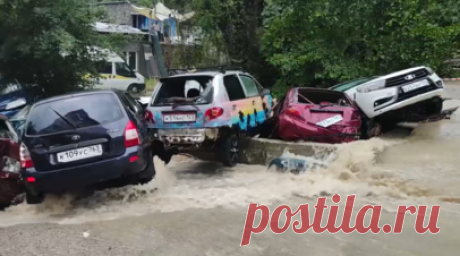 Десятки машин смыло потоком воды в Сочи — видео. В ночь на 9 июля в Хостинском районе Сочи прошли мощные ливни — в городе выпало около 80 мм осадков. Потоки воды смыли десятки припаркованных автомобилей в кювет, многие из них уже не подлежат восстановлению. По предварительным данным, среди людей пострадавших и жертв нет. Читать далее