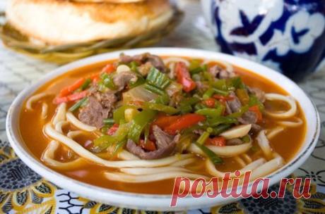 Вкусный и сытный суп лагман   3 ВАРИАНТА
=Просто и быстро лагман можно сделать в мультиварке. 
=Для этого подготовьте: 
=500 граммов куриного филе; 200 граммов лапши для лагмана; 100 граммов стручковой фасоли; одна головка репчатого лука; 1 морковь; 1 болгарский перец; вода (количество зависит от желаемой густоты блюда) три столовых ложки растительного масла; три столовых ложки томатной пасты; соль и приправы по вкусу.