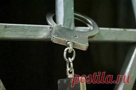 Российского строителя обвинили в развращении двух школьниц. Под Волгоградом строителя обвинили в развращении двух школьниц, одна из которых его падчерица. Мужчину задержали весной и отправили в СИЗО. При этом мать пострадавшей девочки заявила, что ее возлюбленный ни в чем не виноват и его якобы оклеветали ее мама и брат. Она рассказала, что ее и дочь заставили написать на него.