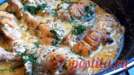 Если тушить курицу, то только так. Рецепт который сложно испортить «Курица по-кабардински» При необходимости приготовить курицу по-быстрому, без предварительного многочасового маринования, обязательно попробуйте этот рецепт. С ним она получится сочной, мягкой и очень вкусной.Ингредиенты:куриные ножки или бедра – 1 кг;сметана – 200 гр.;лук – 2 шт.;вода – 200 мл;черный молотый