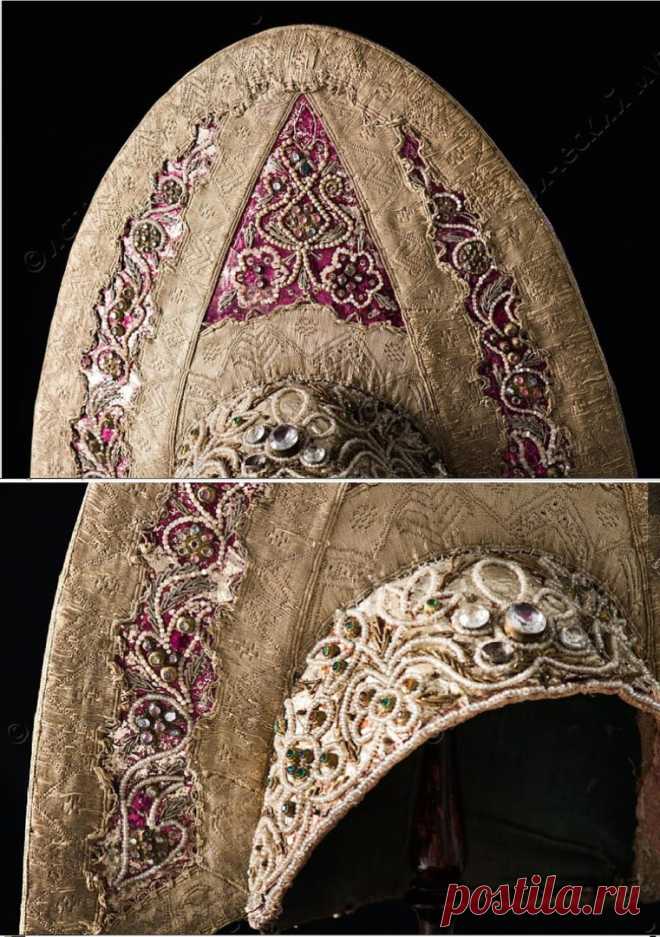 Кокошник. Владимирская губ., г. Муром II-я половина XVIII в. Бархат, золотный галун и нити, фольга, цветные стекла, желтый металл, канитель, дутые бусины под жемчуг, колотый перламутр, золотное шитье, низание Тыльная часть: 38х35 см; высота лицевой части: 18 см; очелье: 8 см
