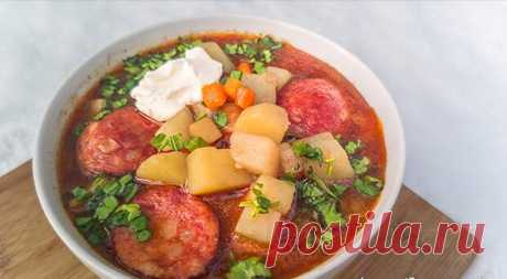 Крумплилевеш (Krumplileves) - БУДЕТ ВКУСНО! - медиаплатформа МирТесен Крумплилевеш (венг. Krumplileves) — это очень простой и быстрый картофельный суп с колбасой, очень популярный в венгерской кухне. Он достаточно густой, очень сытный и приходится весьма кстати в холодное время года. Крумплилевеш и насытит, и согреет и не займет много времени для приготовления.